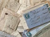 une pile de vieilles lettres et d'enveloppes posée sur une table