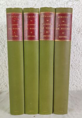 une pile de quatre livres posée sur une table blanche