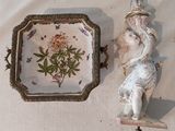 deux figurines assises l'une à côté de l'autre