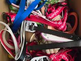 une boîte en carton remplie de différents types de laisses et de cordons