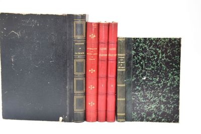 trois livres sont alignés sur une surface blanche