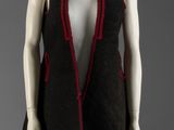 gilet noir et rouge sur un mannequin, avec des bordures rouges