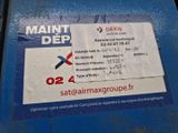 un autocollant sur le côté d'une boîte bleue