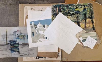 Plusieurs œuvres d'art sont posées sur une table