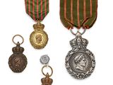 trois médailles et une médaille sur fond blanc
