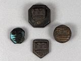 trois petits objets métalliques sont posés sur une surface blanche