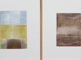 deux tableaux encadrés, de couleurs et de formes différentes, accrochés à un mur blanc