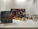 des jouets et des jeux sont posés sur un comptoir dans une pièce