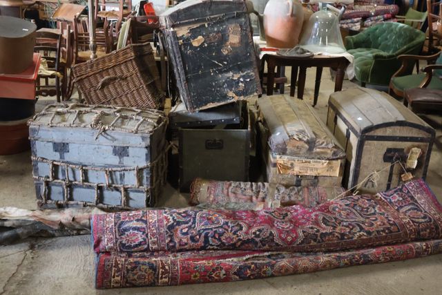Important lot de 7 malles garnies tapis et divers certaines à com...