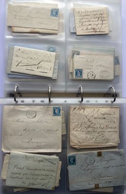 une photo montrant une collection de lettres et d'enveloppes exposées