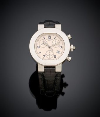 gros plan d'une montre sur une surface noire avec un fond noir