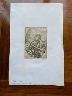 une image représentant une feuille de papier sur laquelle est dessiné une femme tenant un enfant dans ses bras