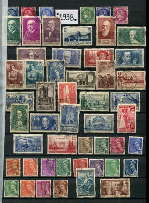une collection de timbres provenant de différents pays, exposée dans une vitrine