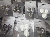 beaucoup d'objets argentés et blancs sur la table