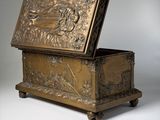 une boîte ancienne en bois dont le couvercle est orné d'un motif sculpté