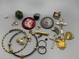 une collection de bijoux comprenant des bagues, des bracelets et d'autres articles