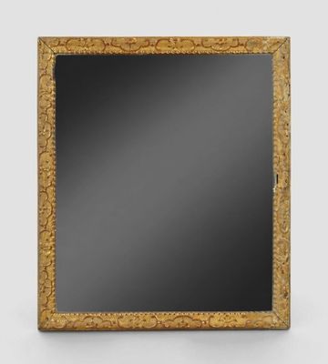 un miroir à cadre doré accroché à un mur blanc sur fond noir