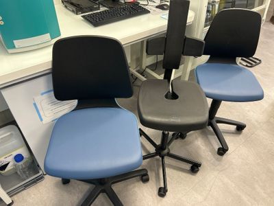 3 chaises de laboratoire - Photo 1