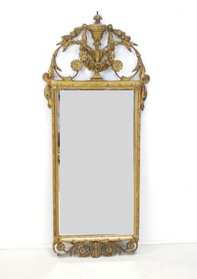 un miroir accroché au mur