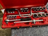 une boîte à outils rouge avec des outils sur une table