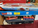 une pile de boîtes empilées les unes sur les autres