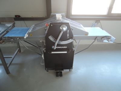 a machine that is sitting on a table in a room