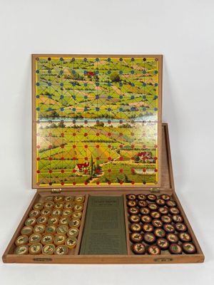 une boîte en bois remplie d'un assortiment de chocolats, posée sur une surface blanche