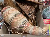 une boîte en carton remplie d'objets hétéroclites sur une table