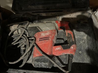 un marteau-piqueur MILWAUKEE dans sa malette d'origine.