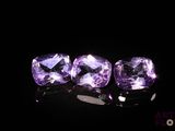 gemmes d'améthorate violettes sur fond noir avec des reflets