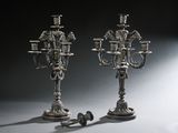 une paire de chandeliers anciens en argent sur fond noir