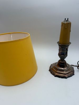 une lampe et un bougeoir posés sur une table