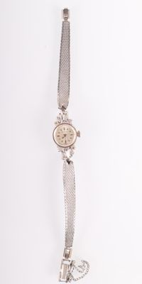 une image représentant une montre-bracelet en argent entourée d'une chaîne