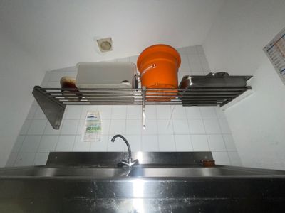une photo d'une cuisine avec un évier et un égouttoir à vaisselle