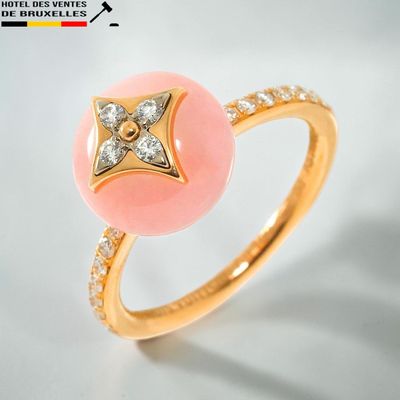 une image représentant une bague en or sertie d'une pierre rose et de diamants