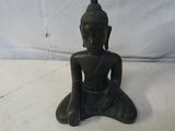 statue d'un Bouddha assis sur une surface blanche