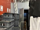 une pièce remplie de nombreuses boîtes et d'une échelle