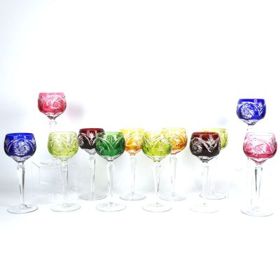 de nombreux verres à vin alignés en rang sur une table