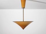 gros plan d'un luminaire suspendu au plafond