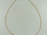 un collier à chaîne en or orné d'une breloque en forme de cœur