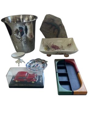 un grand nombre d'objets posés sur une table