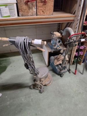 une machine posée à même le sol dans un garage