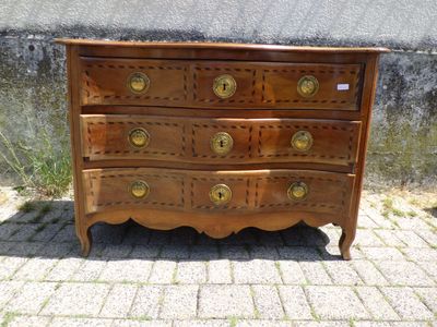 une commode en bois ornée de boutons en laiton