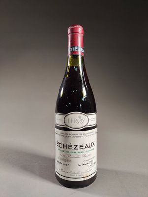 une bouteille de vin posée sur une table