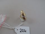 une étiquette ornée d'une feuille d'or et une étiquette blanche attachée à un cordon rouge