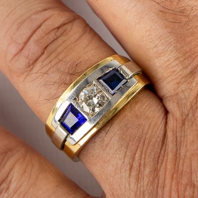 gros plan de la main d'une personne portant une bague