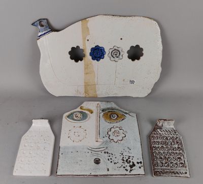 trois œuvres d'art posées sur une table
