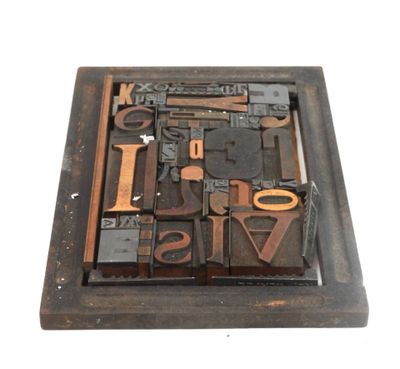 une photo d'une ancienne presse typographique sur laquelle on peut lire le mot « civil »