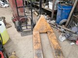 une fourchette et quelques autres objets dans un garage