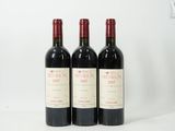 trois bouteilles de vin rouge posées côte à côte sur une table